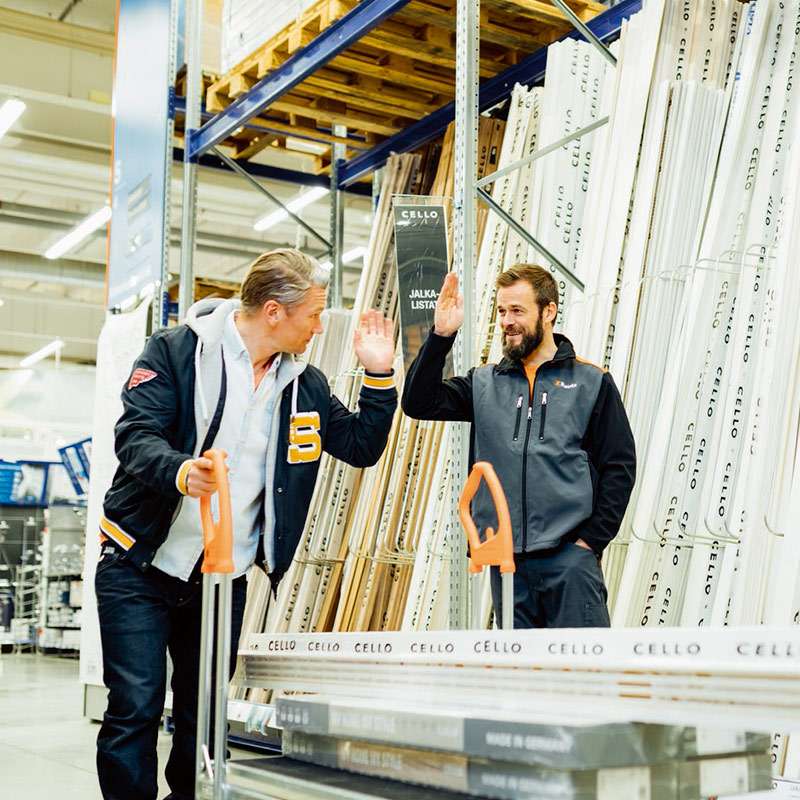 Asiakas ja K-Raudan myymälän henkilökuntaa