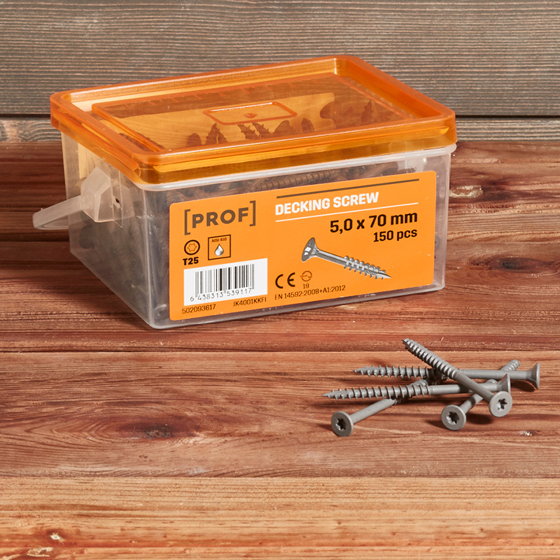 Oranssi-kantinen läpinäkyvä rasia terassiruuveja, muutama ruuvi puupinnalla