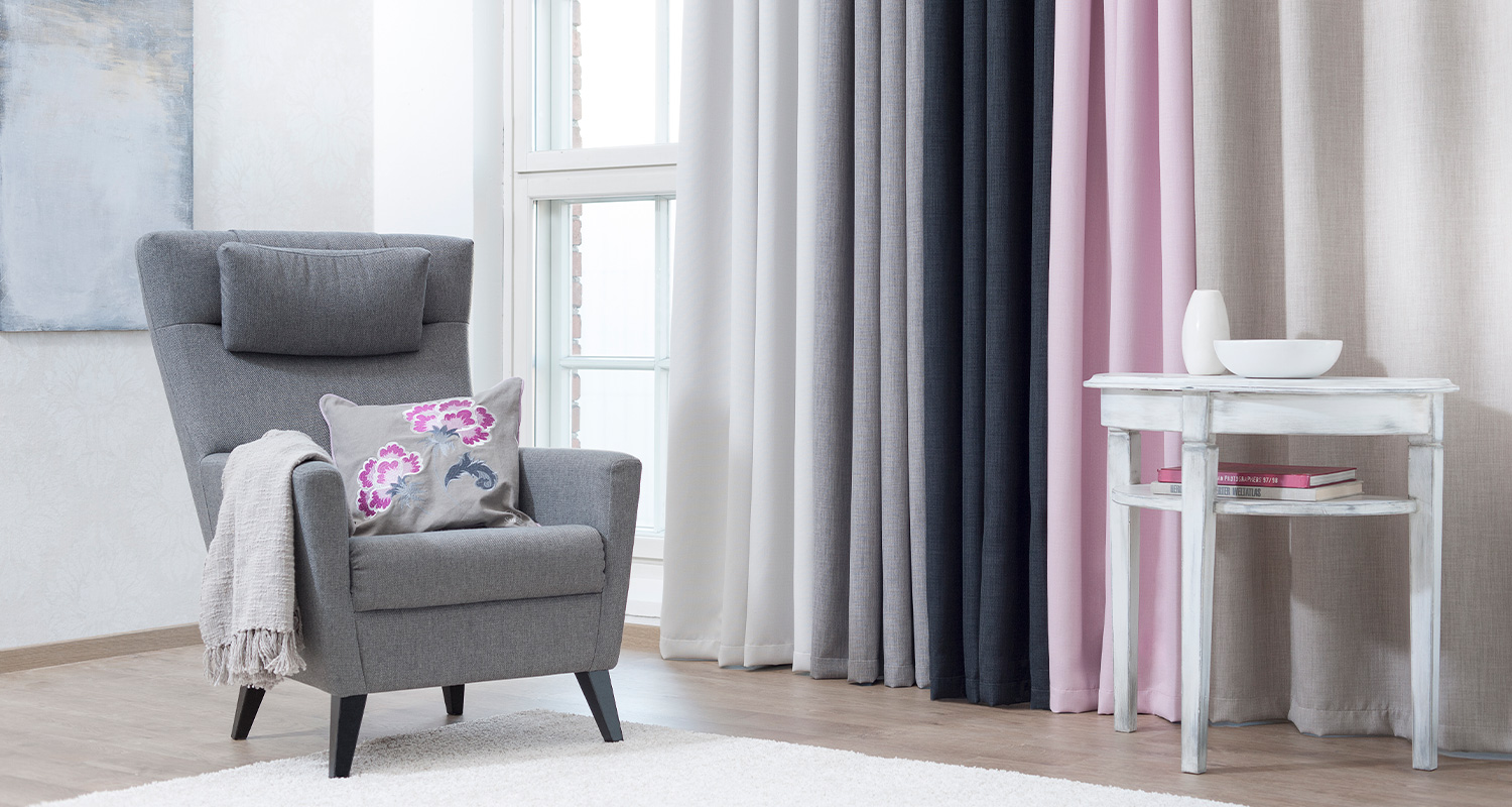 Pimennysverho helpottaa nukahtamista. Kuvassa pimennysverho Cello Linoso 140x240cm tummanharmaa. Kuvan pimennysverhot löydät K-Raudasta.