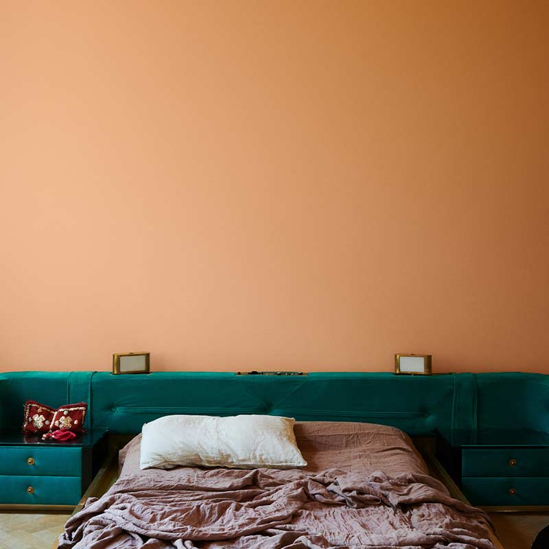 Kuvassa Tikkurilan Vuoden värit: 2016 M442 Vuono, havuisen vihreä sekä Vuoden väri 2023: V413 Ruusun hetki

