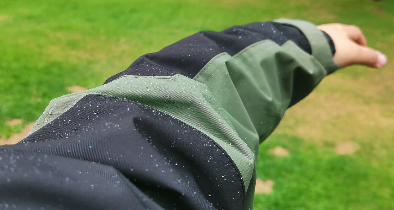 Sadepisaroita Snickers 1304-3104 -kuoritakin hihassa. Takki löytyy K-Raudan valikoimista.