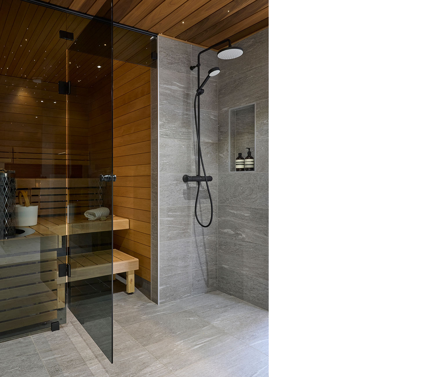 dekostudio-referenssi-talotehtaan-showroom-vantaa-kylpyhuone-kivi-valserstein-laatta-krauta-ak