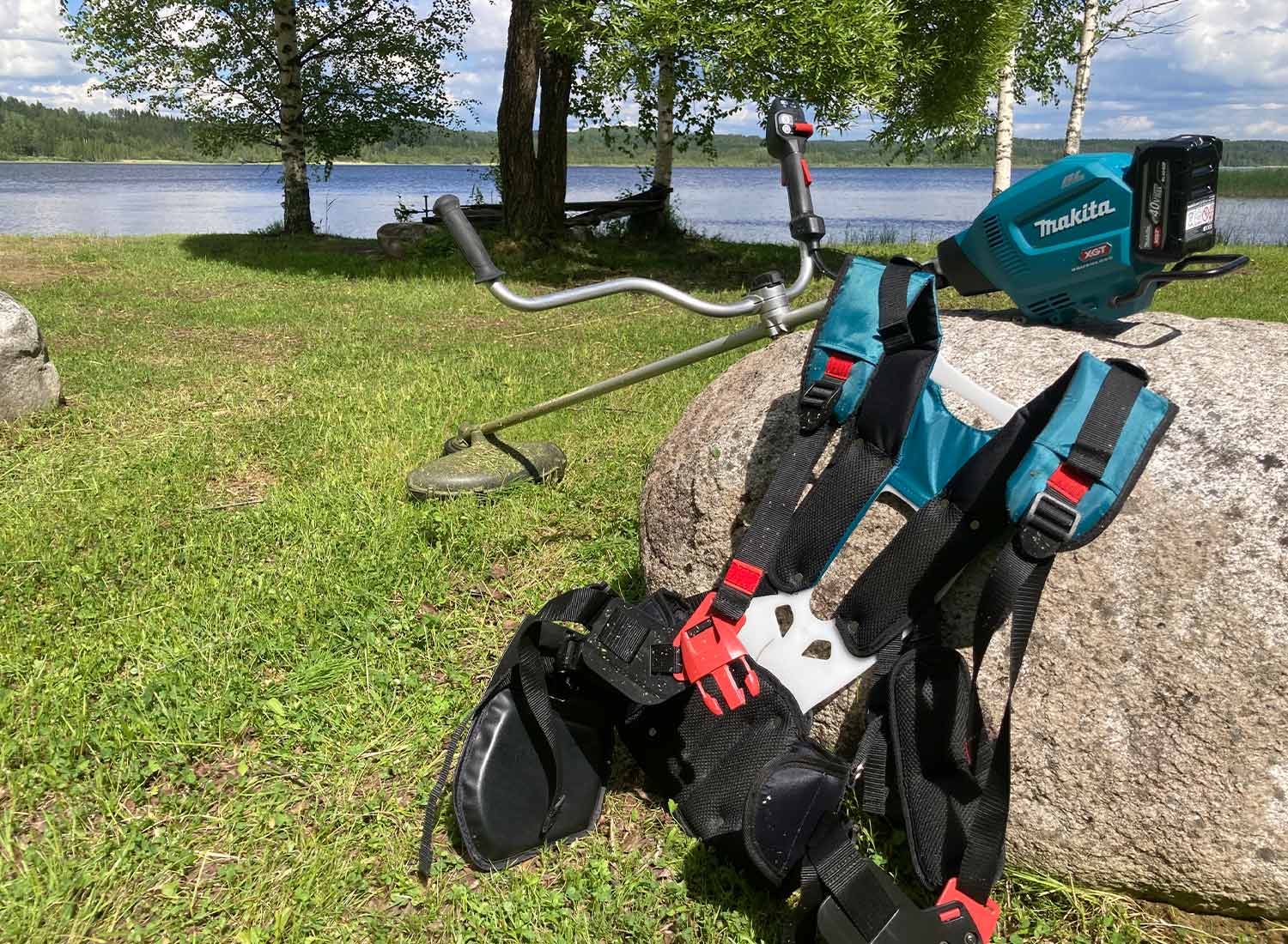 Kuvassa raivaussaha Makita UR013GZ05 40V XGT pro-valjaiden kera. Tuote löytyy K-Raudan valikoimista.