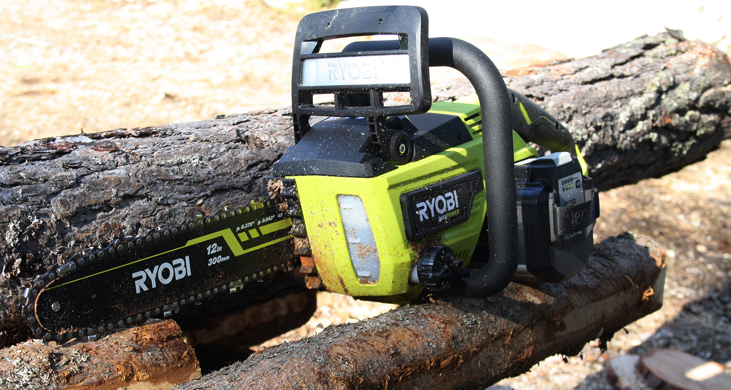 Ryobin akkuketjusaha kaadettujen puiden päällä