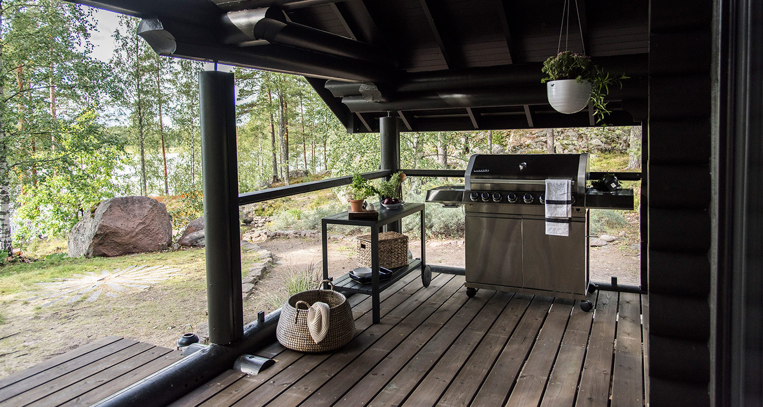 Huvila & Huussi -ohjelmassa remontoitu kesämökin terassi. Kuvassa Cello-kaasugrilli sekä Cello-tarjoilupöytä.