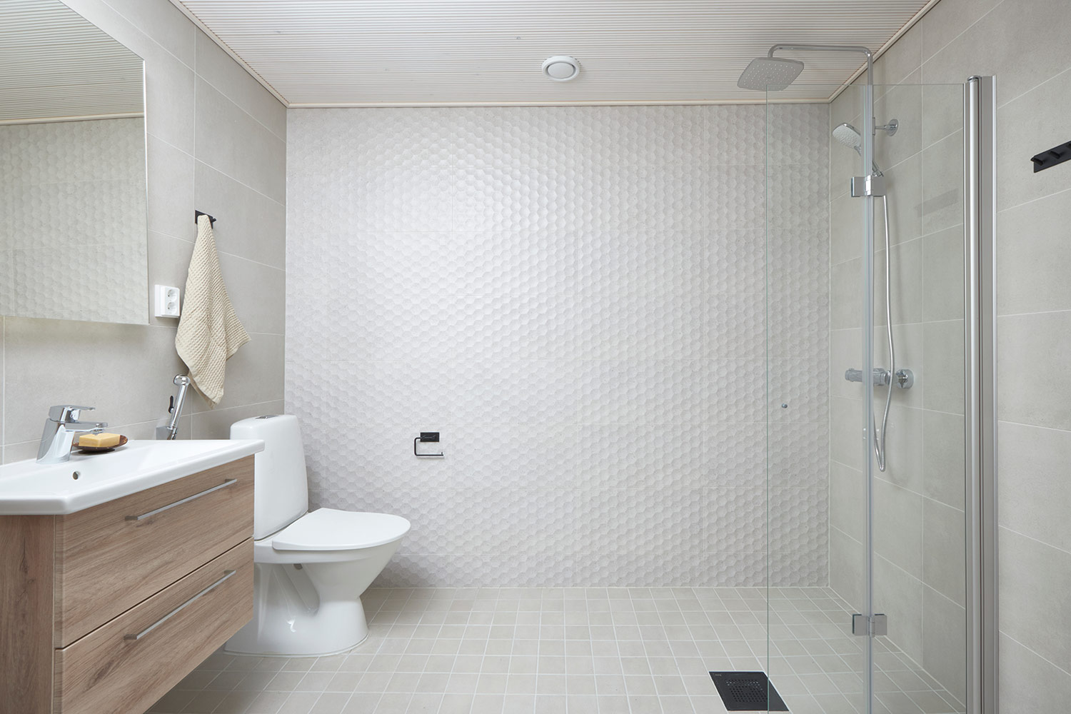 Hiekan värinen kylpyhuone on rauhallinen kokonaisuus. Laatat ja kalusteet Keskon valikoimista.