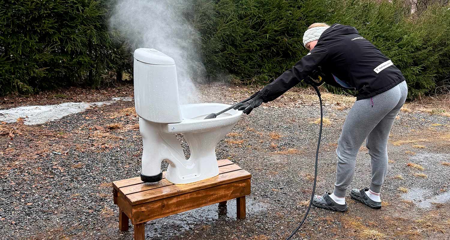Irrallinen wc-pytty puhdistuu ulkona Kärcher K6 Special -painepesurilla. 