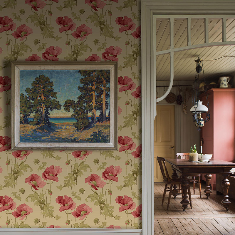 Maalatut unikot ovat pääosassa Boråstapeter Anno II 8090 Vallmo -kuitutapetissa. Tapetti löytyy K-Raudan valikoimista.