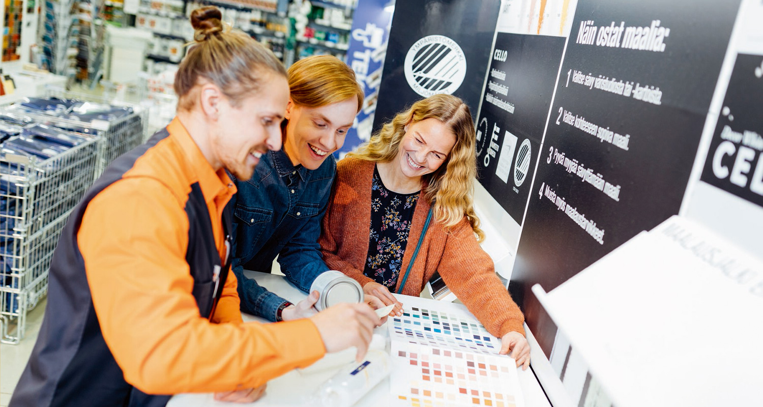 Kotitalousvähennys helpottaa kodin remontoinnista syntyviä kustannuksia. Kuvassa pari hyödyntämässä K-Raudan suunnittelupalvelua.