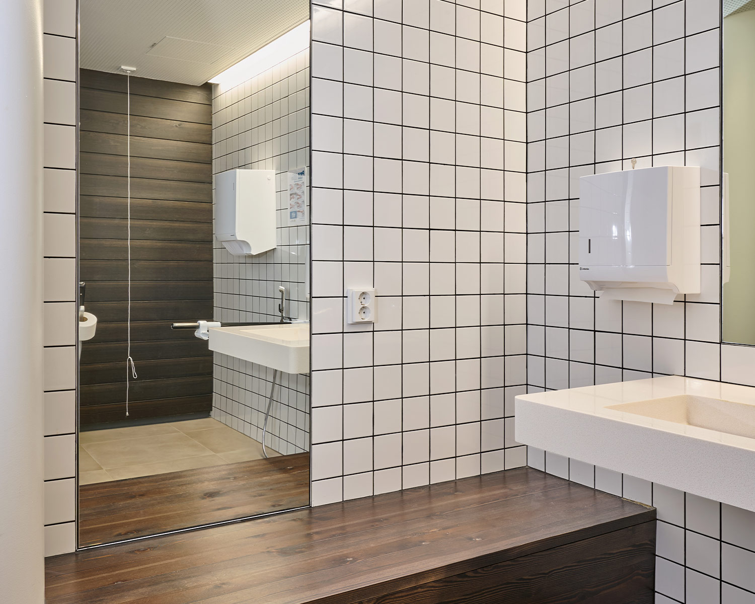 kalasatama-k-kampus-krautapro-dekostudio-referenssikohde-ak-wc-seina-primus-10x10-laatta