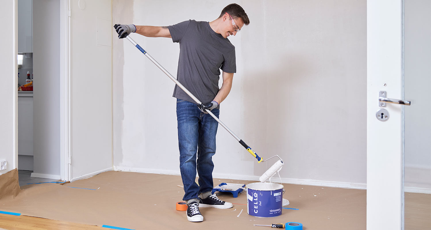 Sisäseinän maalaus käynnissä valkoisella K-Raudan Cello-maalilla ja telalla, jossa on näppärä jatkovarsi, jotta ei tarvitse kurotella tai kyykistellä