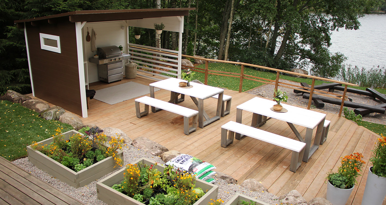 K-Rauta ja Huvila & Huussi remontoivat kesämökin pihan Asikkalassa. Kuvassa uusi kesäkeittiö.