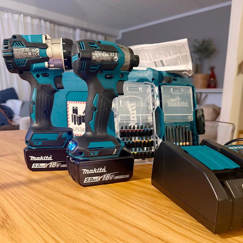 Pöydällä esillä akkukonesarja Makita DLX2527TJ 18V LXT.