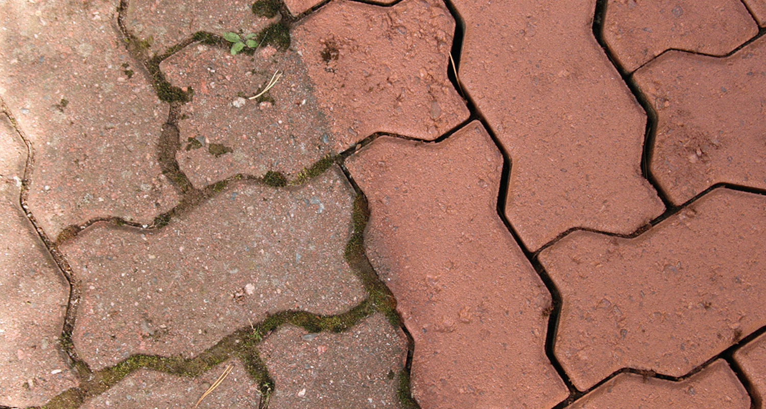 Punertavat tähtimuotoiset betonilaatat, sammalliset saumat.