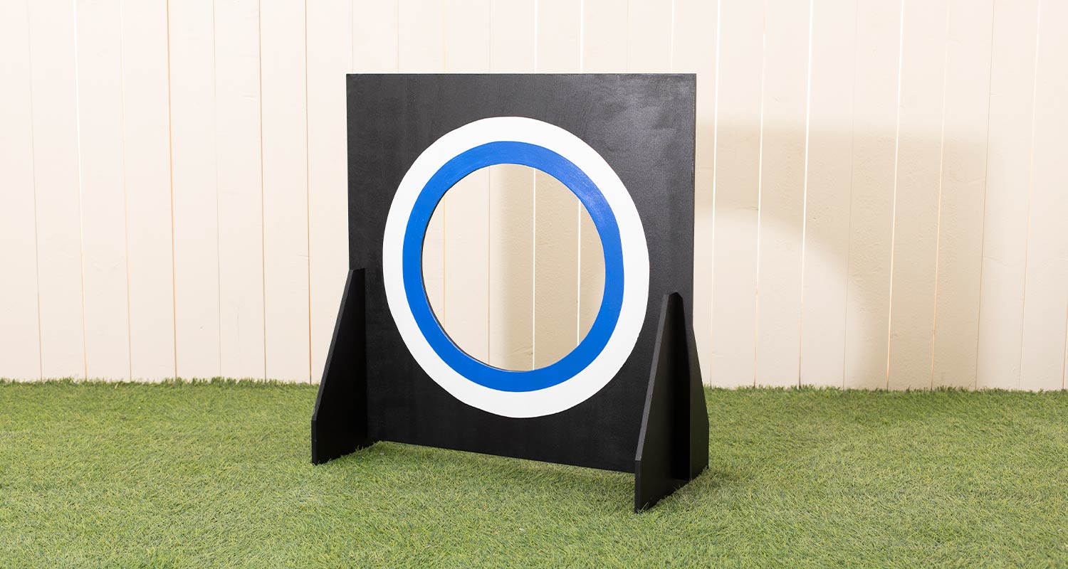 Valmis tarkkuusseinä nurmikolla. Tarkkuusseinä on rakennettu K-Raudan ohjeilla ja tarvikkeilla.