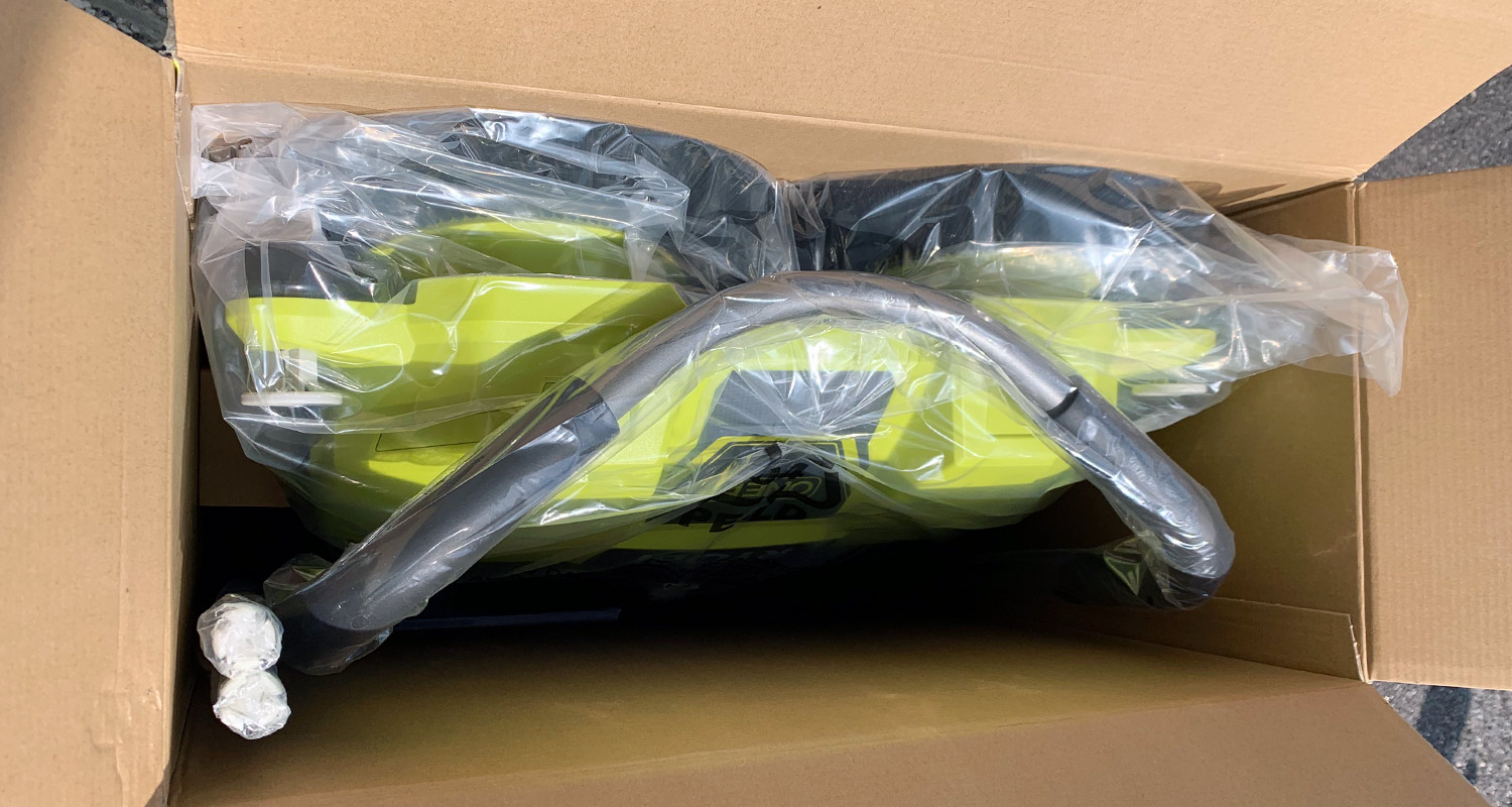 Ryobin lakaisukone paketissa