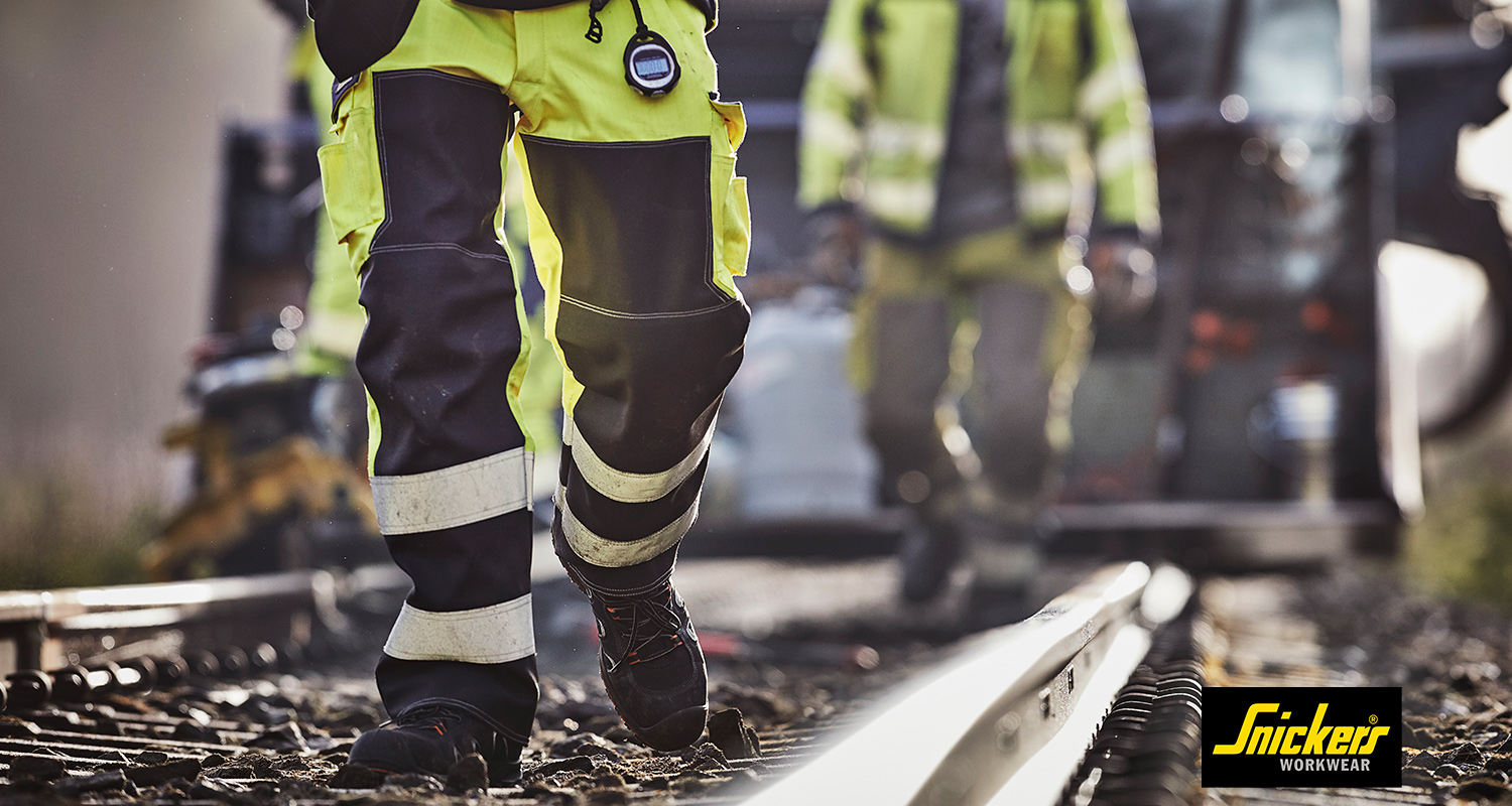 Työmiehellä huomioväriset Snickersin työhousut, myynnissä K-Raudassa
