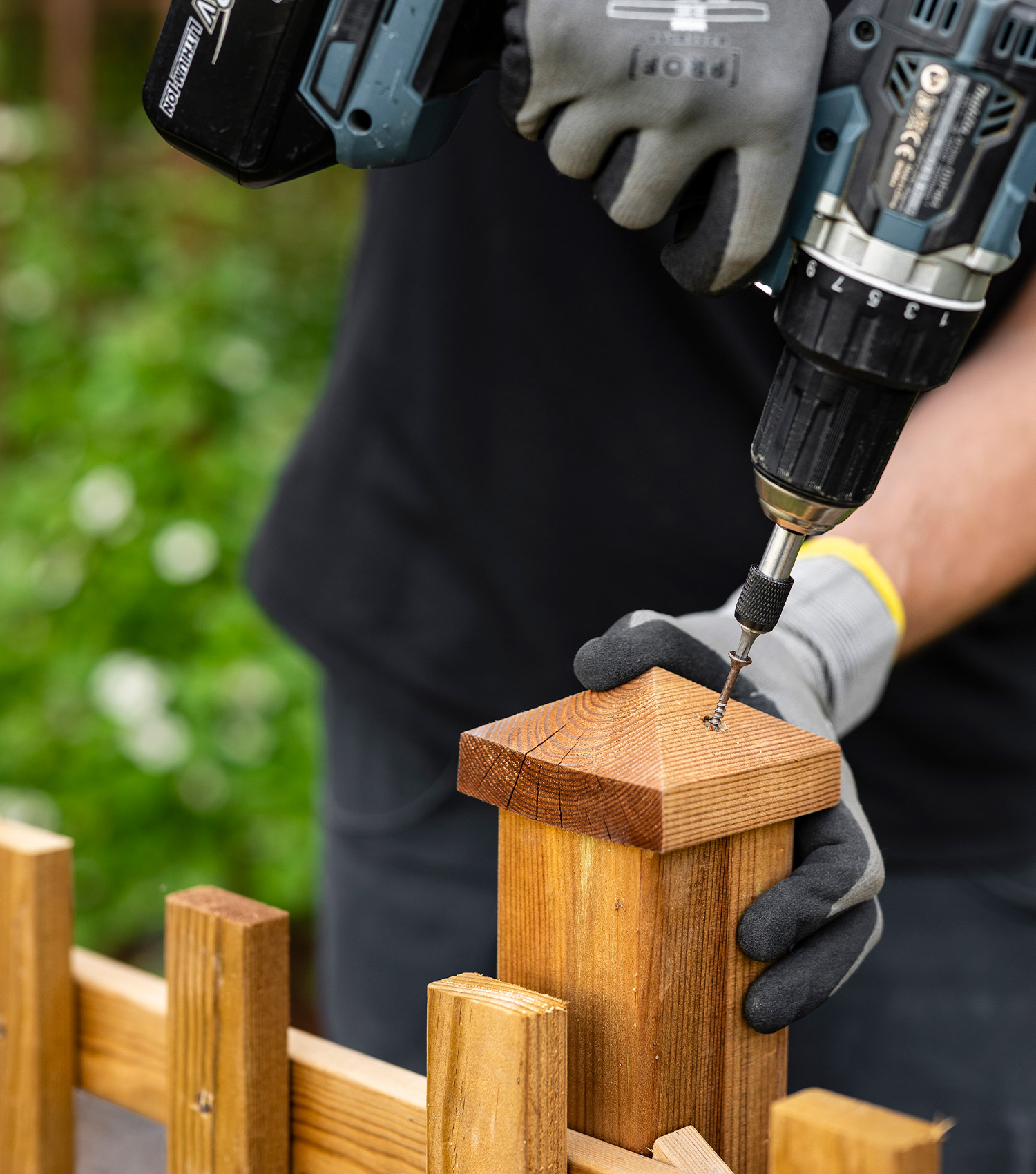Aidan rakentaminen ja aidan tolppahattujen asennus