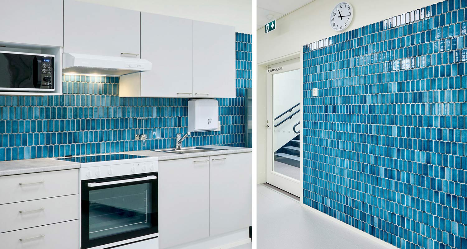 Sisääntulon isossa aulassa, jossa keittiö, on seinässä mosaiikkilaatta Mosaic Silk sininen kiiltävä.