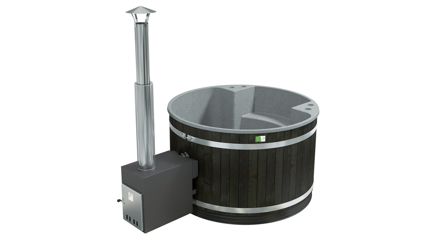 Pyöreä tummapuisella ulkopinnalla ja hopeisilla metallirenkailla oleva kylpytynnyri savupiipulla