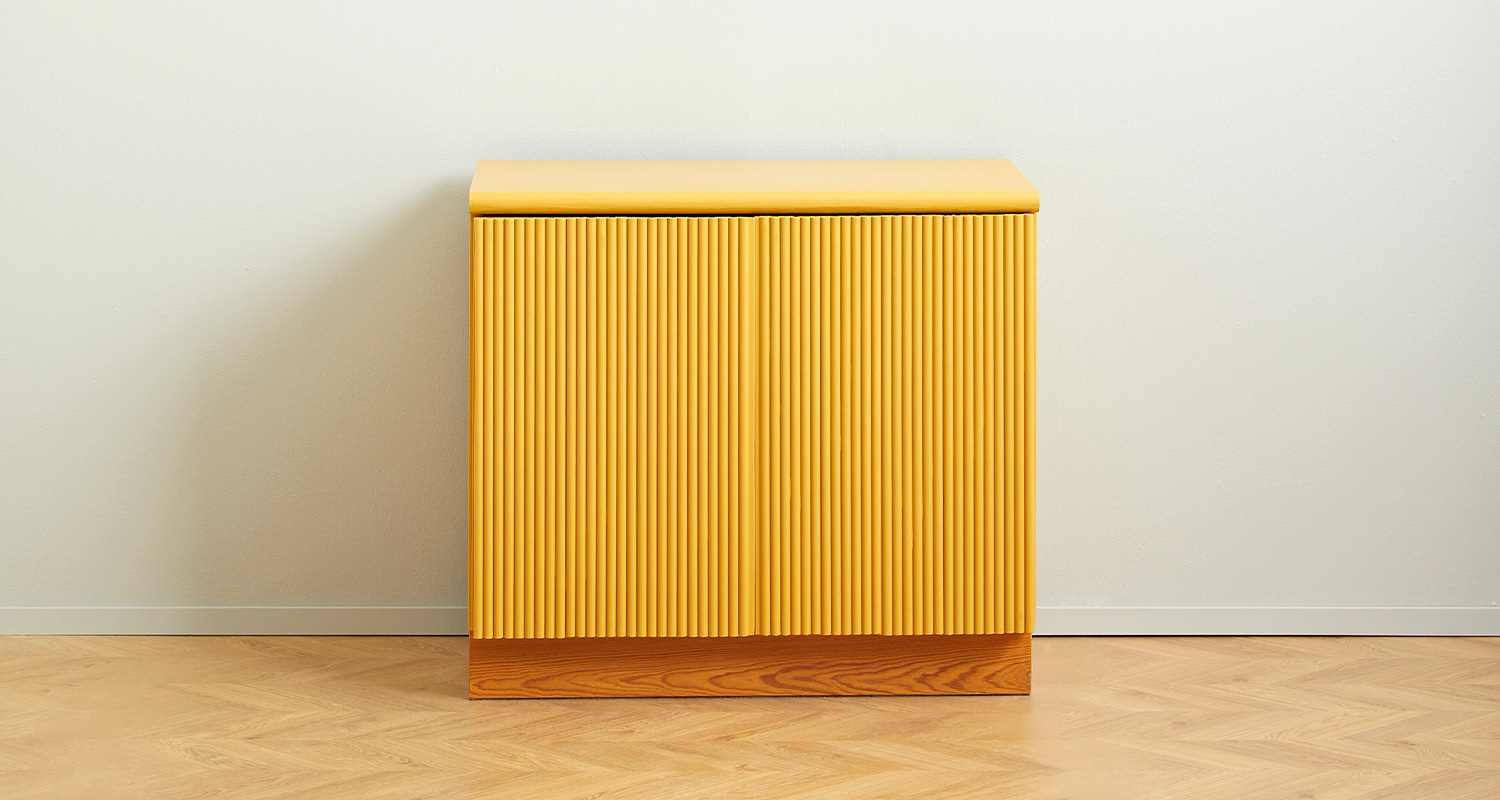 Kaapin panelointi ja maalaus. Kuvassa keltainen kaappi, joka on paneloitu ja maalattu K-Raudan ohjeilla ja tarvikkeilla.