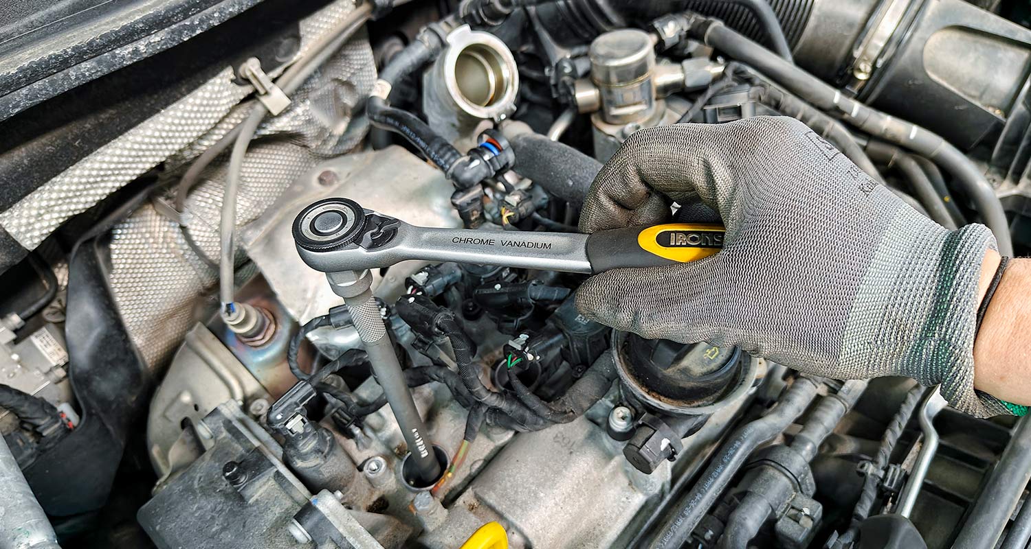 Ironside-työväline käytössä autotöissä