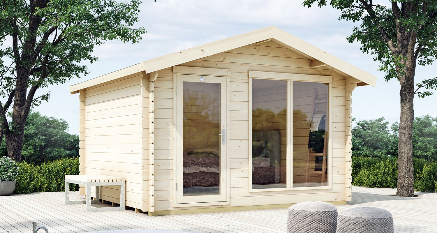 Vaalea puumökki lasiovella ja ikkunalla terassilla, harmaat poufit, taustalla puut.