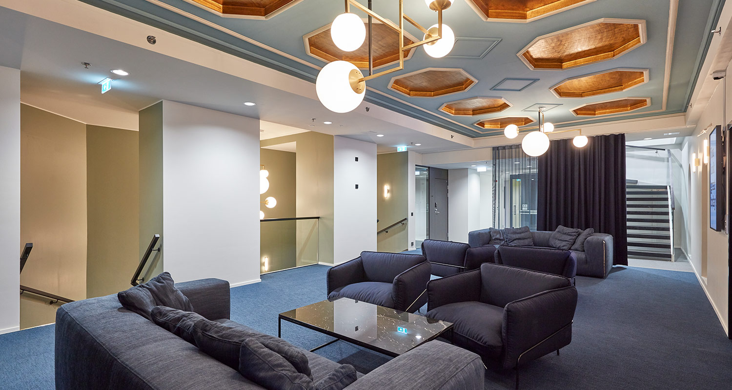 Hotellihuoneen aula ja maalatut seinät sekä katto