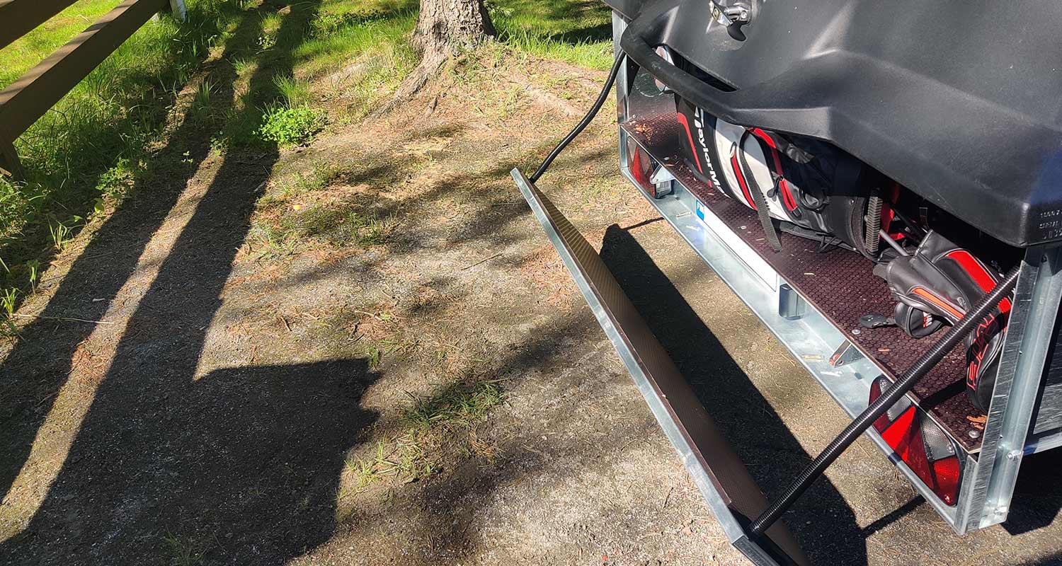 Muuli-peräkärryn takalauta avattuna