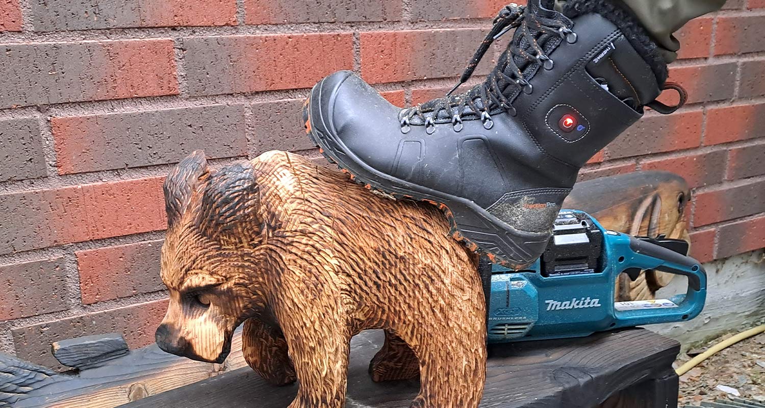 Testissä turvakengät Sievi Alaska Thermo BTH XL S3 sekä akkuketjusaha Makita UC025GT101 40V XGT.