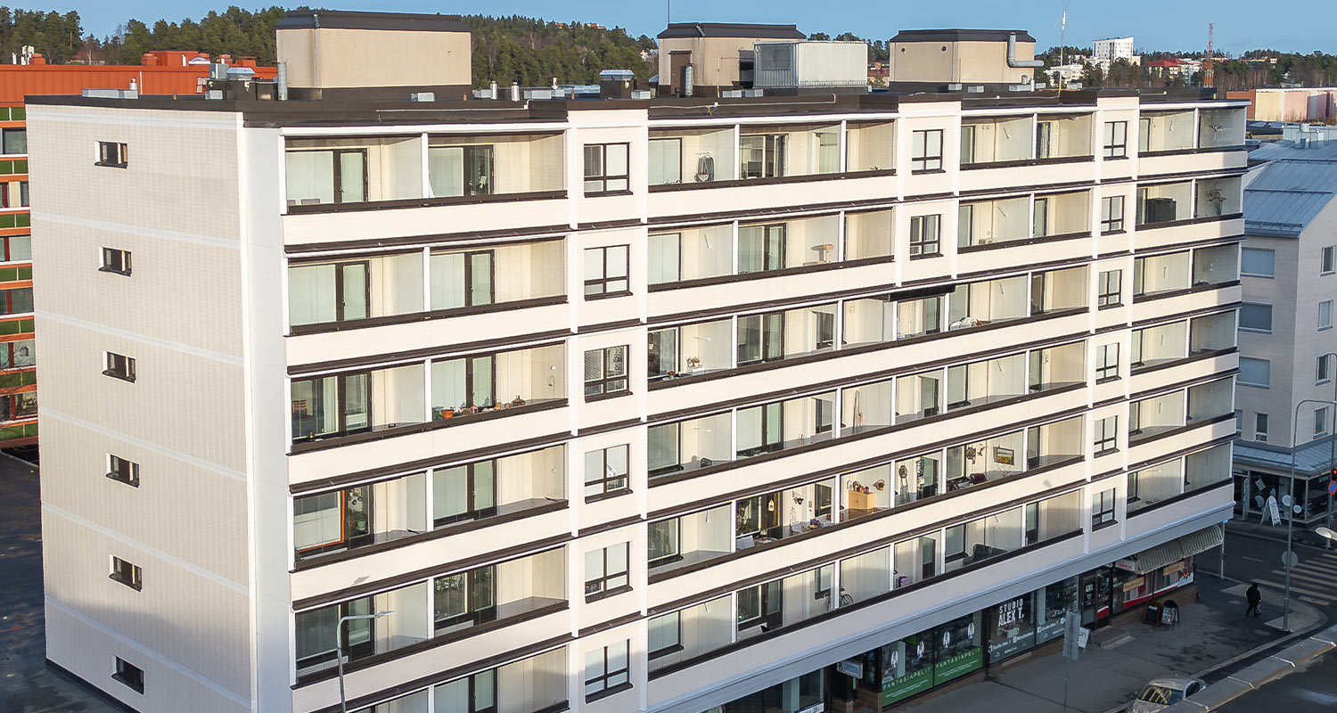 Kerrostalon maalattu julkisivu. Maalina oli Tikkurilan Kivitex Brick House Paint -tiilitalomaali. 