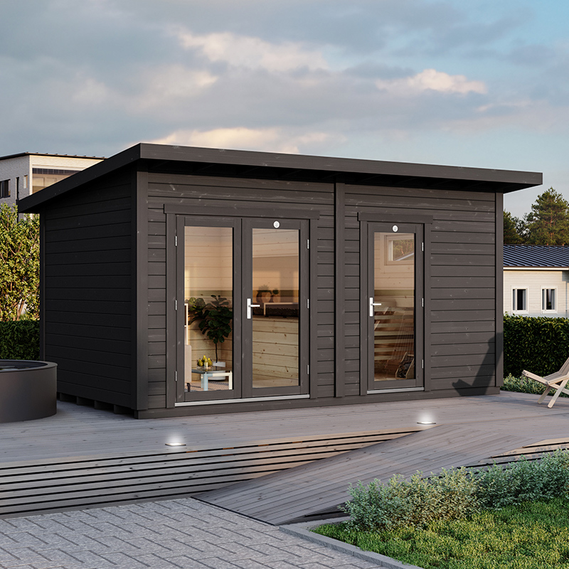 Kuvassa tummaksi maalattu kotimainen Lillevilla Mielakka -pihasauna, jossa on löyly- ja pukuhuone. Sauna on rakennettu takapihalle ja siinä on mukana palju sekä kaksi lepotuolia.