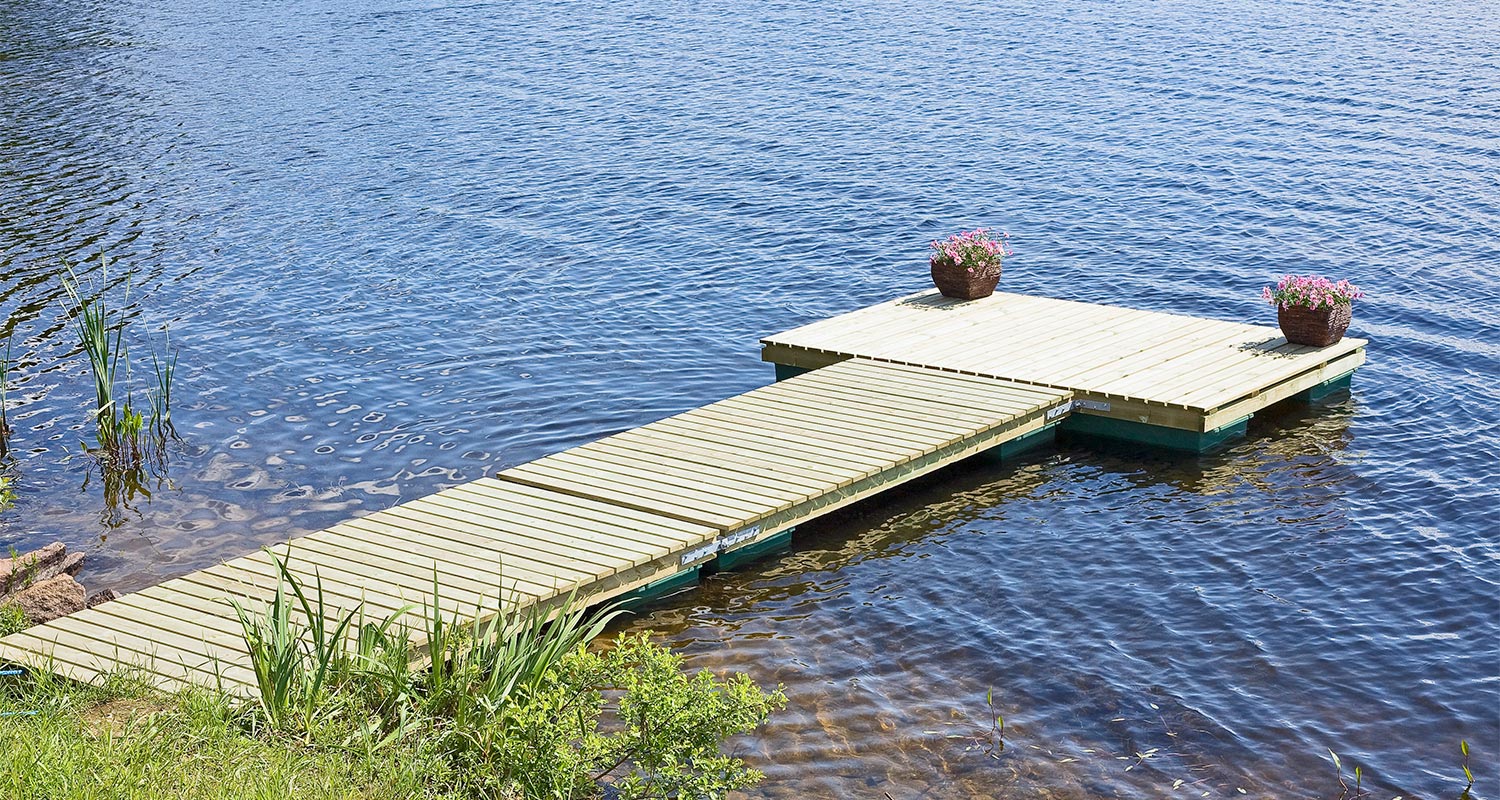 Puurunkoinen laituri suomalaisessa järvimaisemassa.