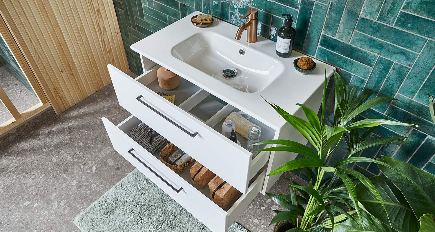 Raikas kylpyhuone, jossa Cellon Wave-allaskaappi, vihreät seinälaatat Lume-mallistoa, lattialaatta Ceppo di gre beige sekä pronssinvärinen pesuallashana Damixa. Tuotteet löydät K-Raudasta, tutustu tarkemmin. 