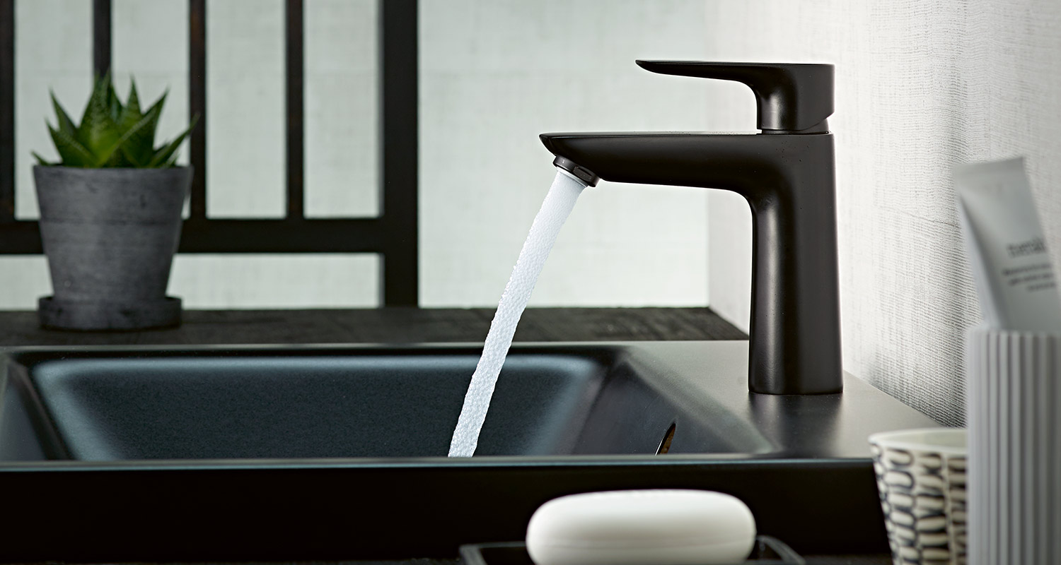 Mattamusta pesualtaan hana graafisessa kylpyhuoneessa, erilaisia malleja myynnissä K-Raudassa