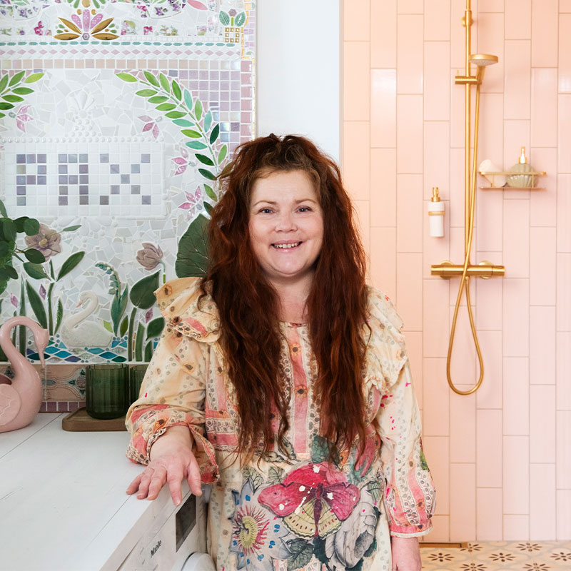 Kiti Kokkonen ja kylpyhuoneremontti. Vaaleanpunaiset seinälaatat ja marokkolaishenkinen lattialaatta.