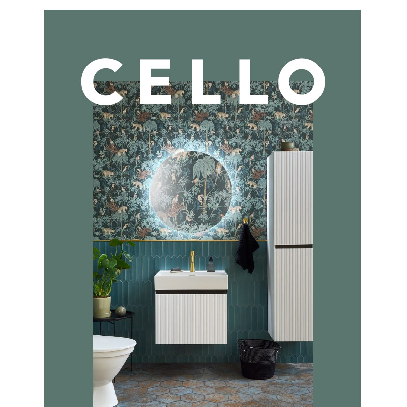 Vihreä-lehtikuvioinen kylpyhuone, sinivihreät laatat, valopeili, valkoinen allaskaappi.