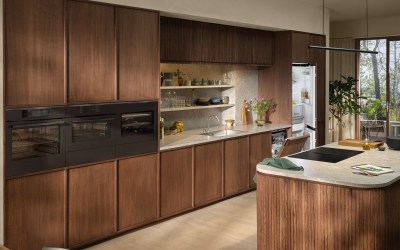 Kuvassa tummassa keittiössä electroluxin kodinkoneita.