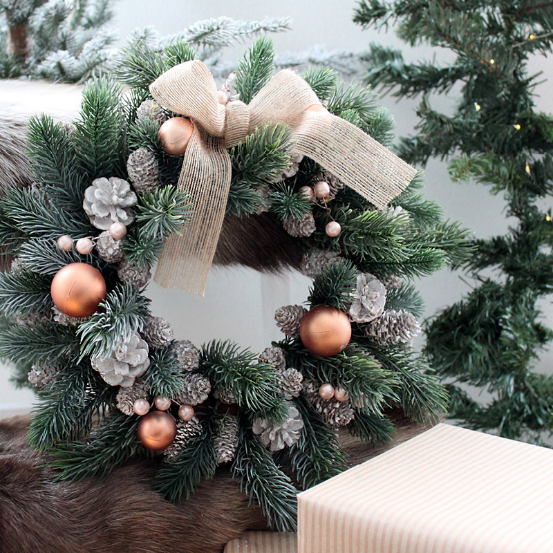 Kuvassa huurteinen joulukranssi.