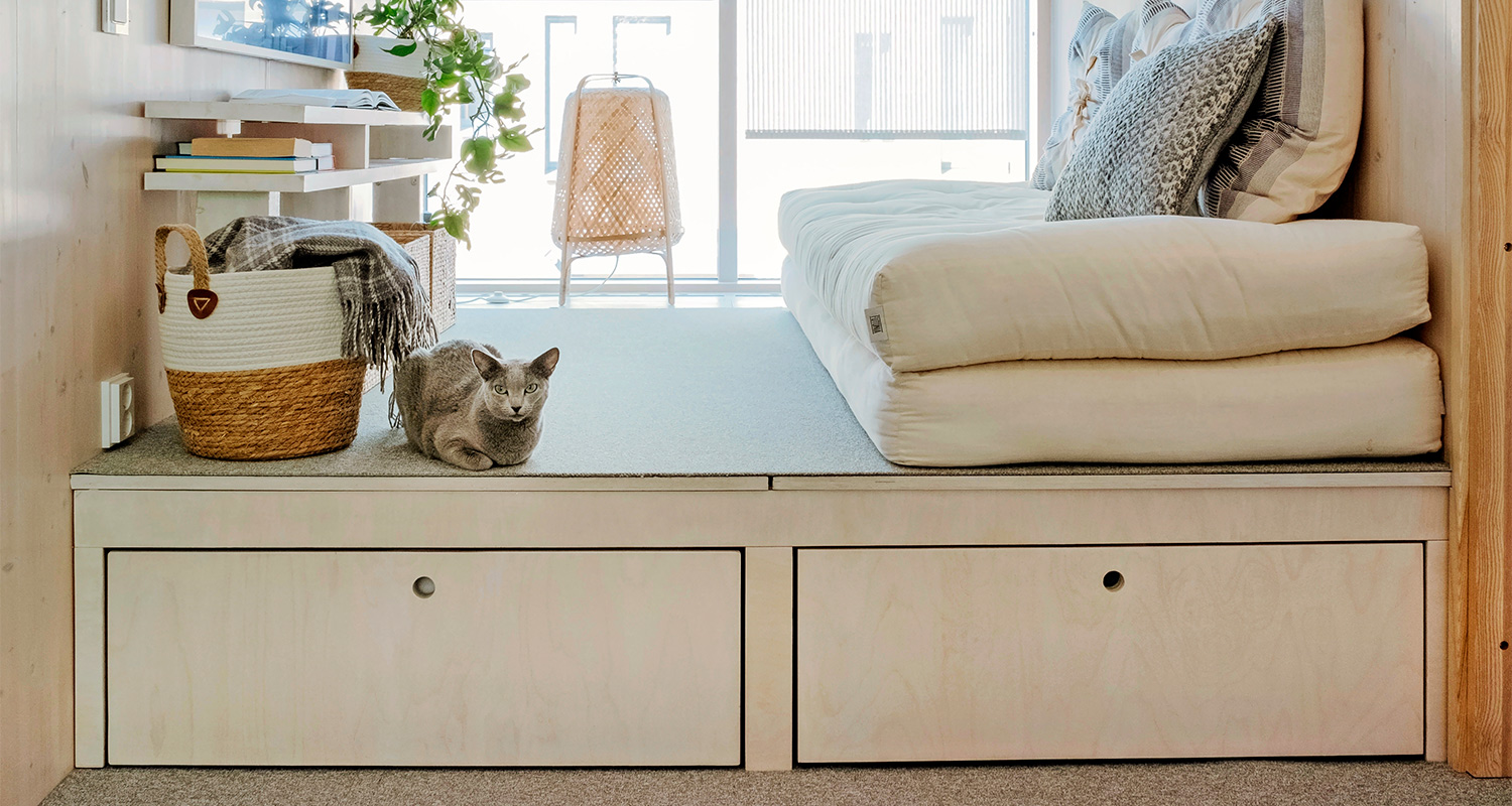 Itse tehty korotettu alkovi. Alkovi toimii päivällä pelisoppena ja illalla vaikka vieraspetinä.