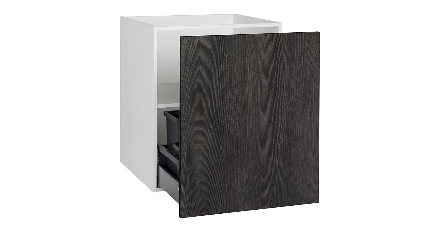 Kuvassa Cello-keittiömalliston Kuusela-ovellinen jätekaappi laatikolla