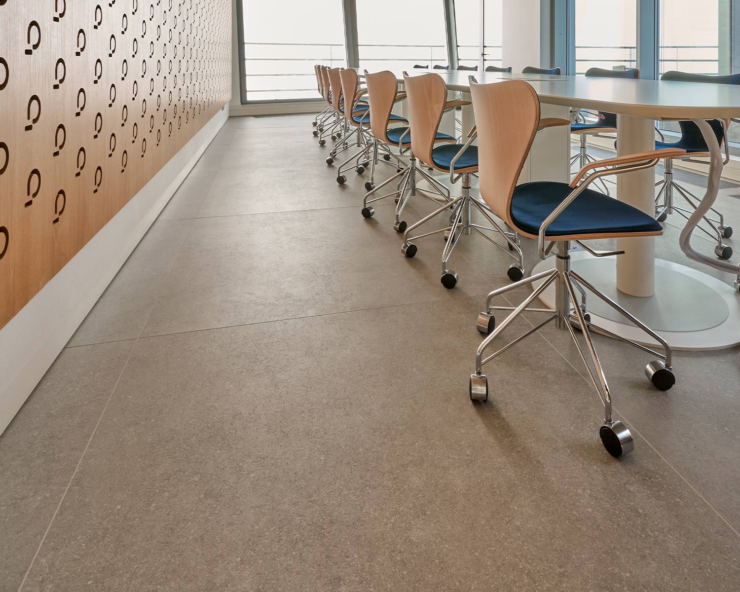 prysmian-group-kirkkonummen-kaapelitorni-krauta-pro-dekostudio-referenssikohde-ak-neuvotteluhuoneen-lattiassa-marazzi-berici-cenere-120x120-laatta