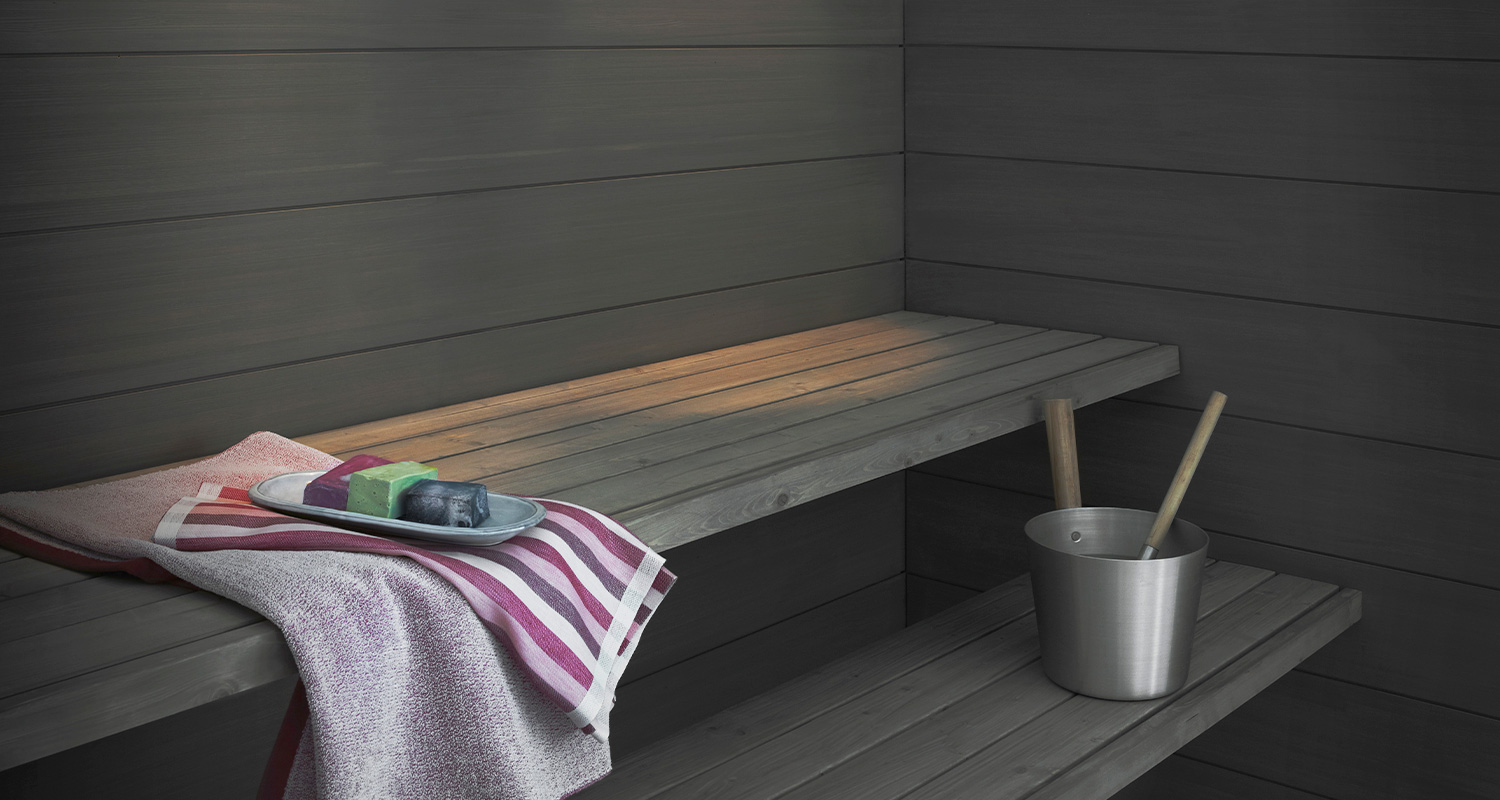 Saunan lauteiden käsittely onnistuu saunavahalla tai parafiiniöljyllä. Kuvassa Supi saunavahalla käsitelty sauna.