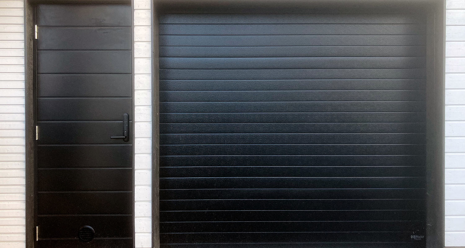 Mustaan ulko-oveen asennettu älylukko Yale Doorman L3 musta sulautuu hyvin oveen. Älylukkoa myy K-Rauta. 