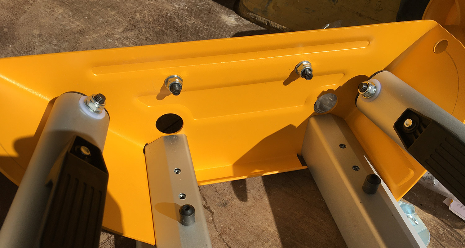 Dewaltin pöytäsahan jalkojen kiinnitys