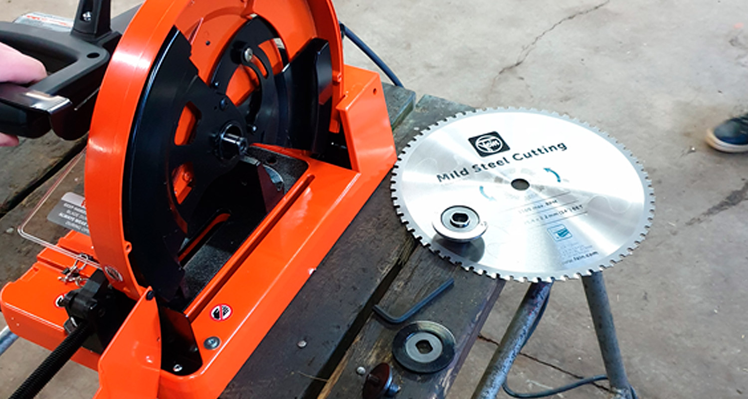 Terä irroitettuna Fein metallisahasta