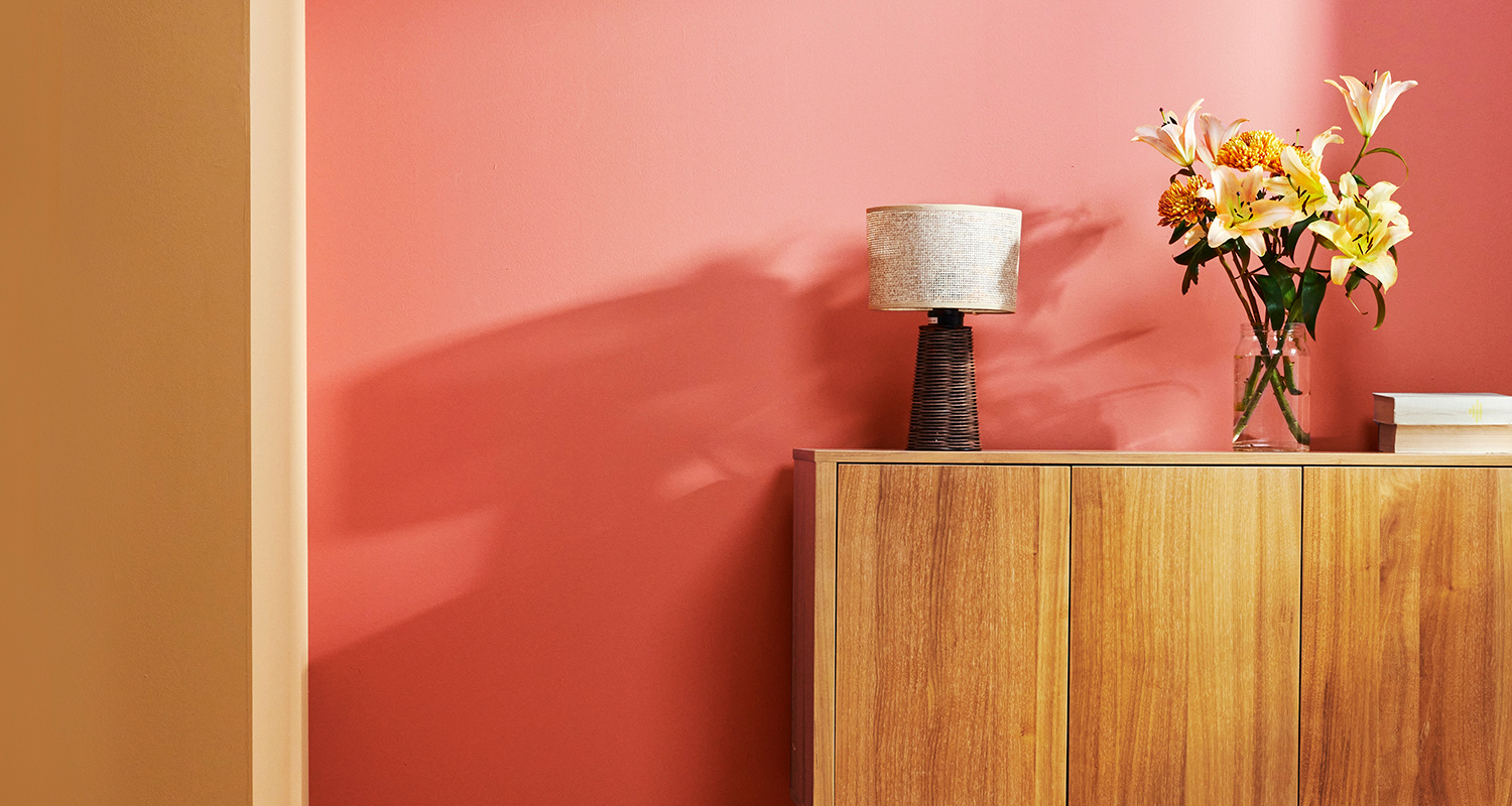 Seinät maalattu kahdella eri värillä: Tikkurilan sisämaalisävyt K419 ja J404.