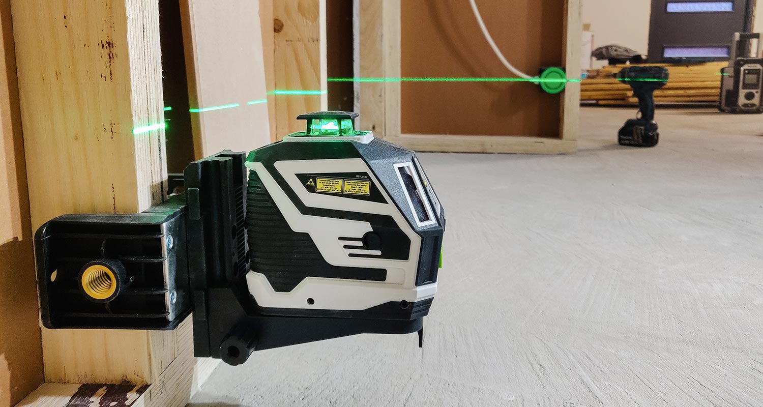 Laserliner X2-Laser Pro -testissä ammattilaisella remonttikohteessa, tuote myynnissä K-Raudassa