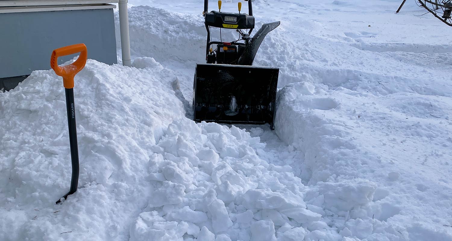 Katolta tippunut jäätynyt hanki, joka ajetaan FXA-lumilingolla