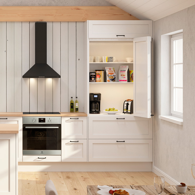 Cello-keittiöiden aamiaiskaapissa on kätevä säilyttää kahvinkeitin ja muut aamiaistarvikkeet. Kuvan vaaleassa, saaristolaistyyliä henkivässä keittiössä on Vappula-ovimalli.